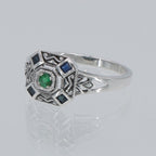 Detail view of Emerald and Sapphire Filigree Ring - Deco Style highlighting Sapphire, Emerald