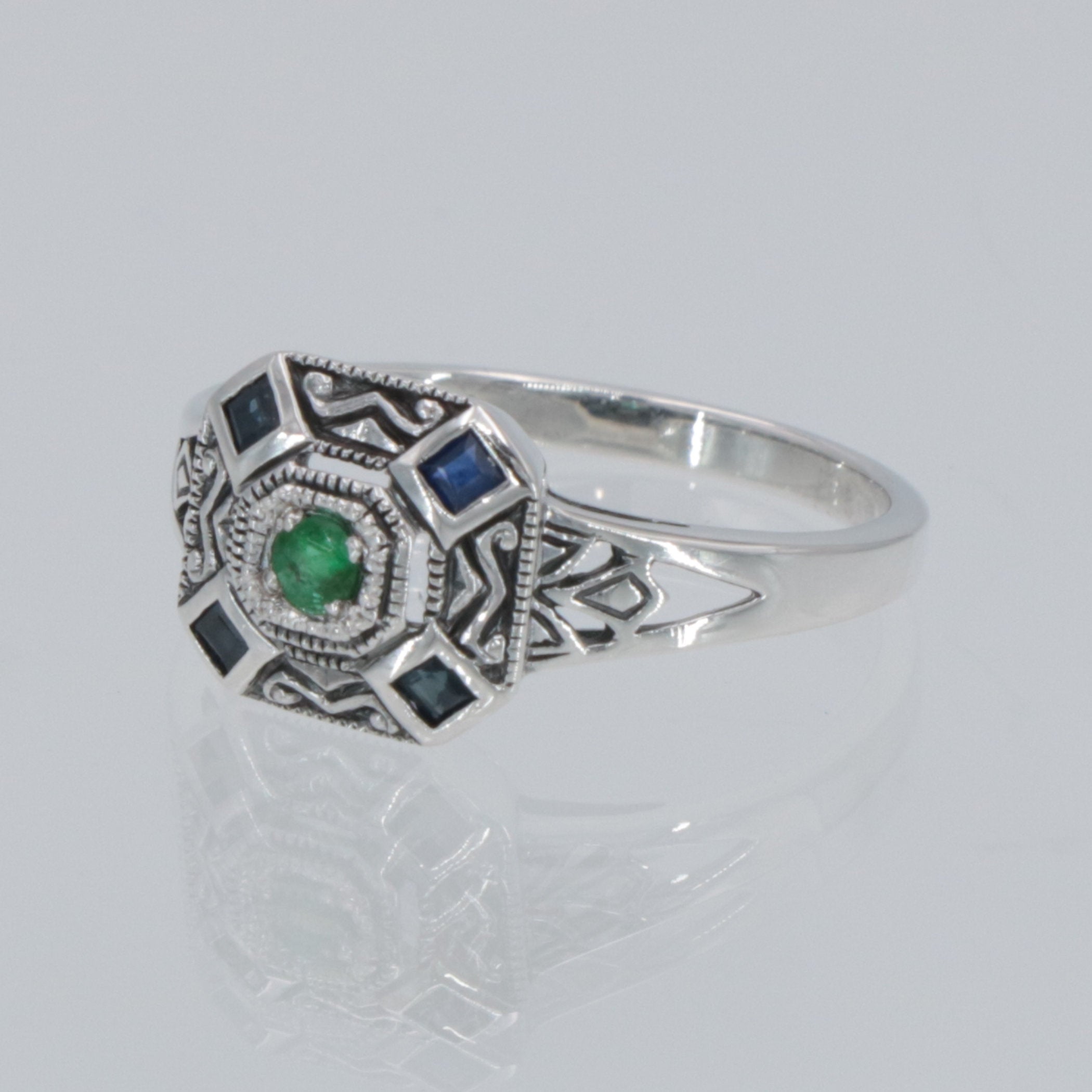 Detail view of Emerald and Sapphire Filigree Ring - Deco Style highlighting Sapphire, Emerald