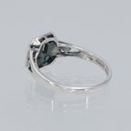 Detail view of Emerald and Sapphire Filigree Ring - Deco Style highlighting Sapphire, Emerald