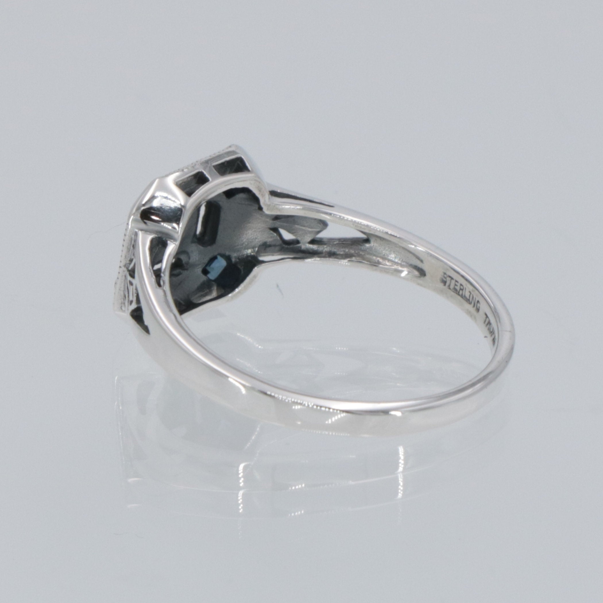 Detail view of Emerald and Sapphire Filigree Ring - Deco Style highlighting Sapphire, Emerald