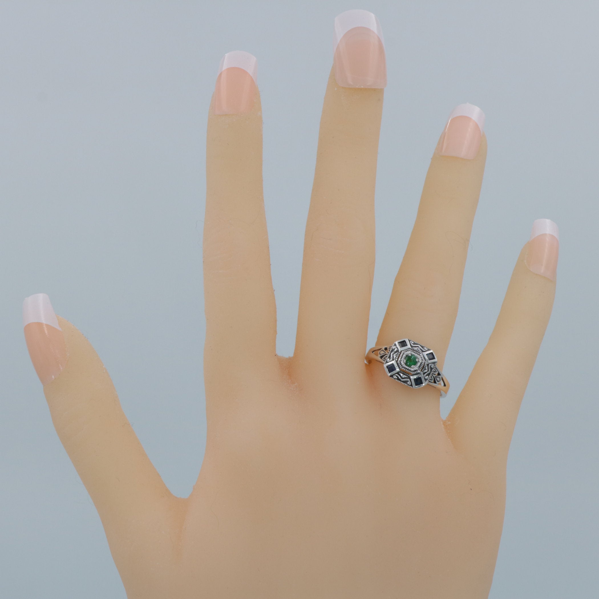 Detail view of Emerald and Sapphire Filigree Ring - Deco Style highlighting Sapphire, Emerald