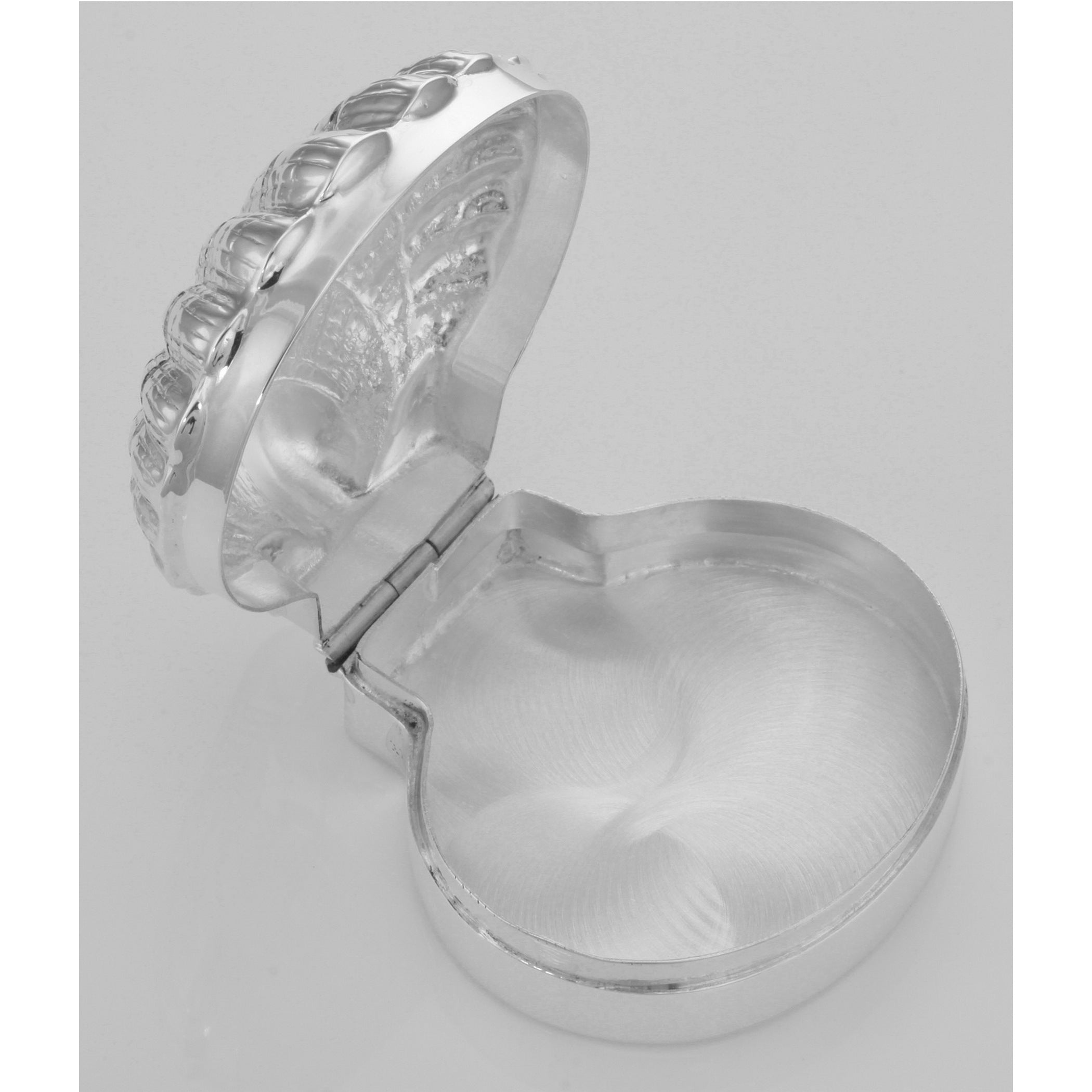 Detail view of Antique Style Scallop Sea Shell Pillbox - Clamshell Box highlighting design details